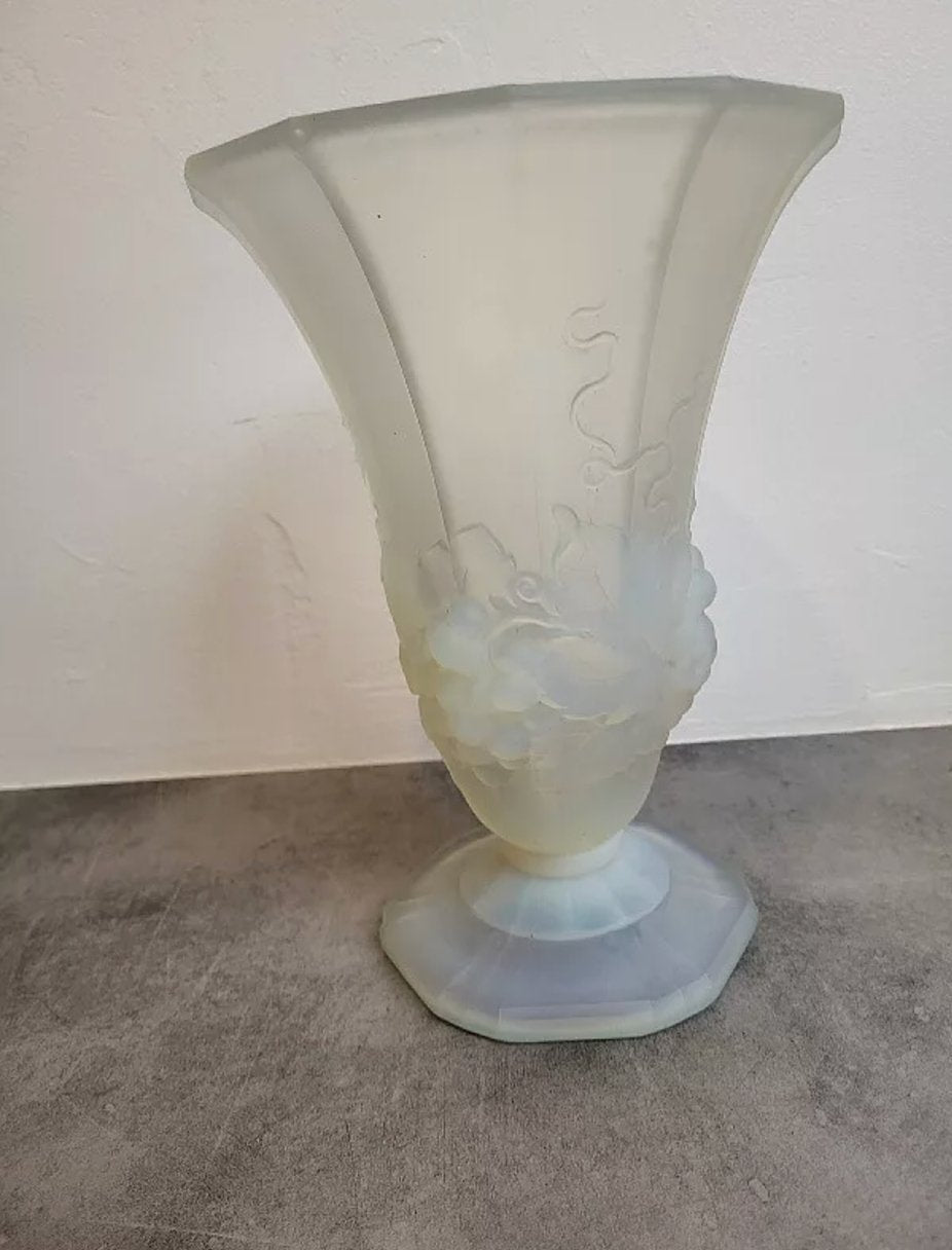 Superbe Vase en Verre Opalescent Verlux France avec Décor de Raisins N° 1 - Ethic Atelier