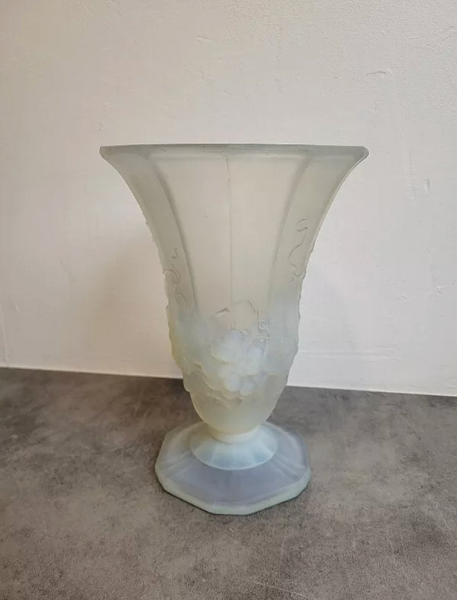 Superbe Vase en Verre Opalescent Verlux France avec Décor de Raisins N° 1 - Ethic Atelier