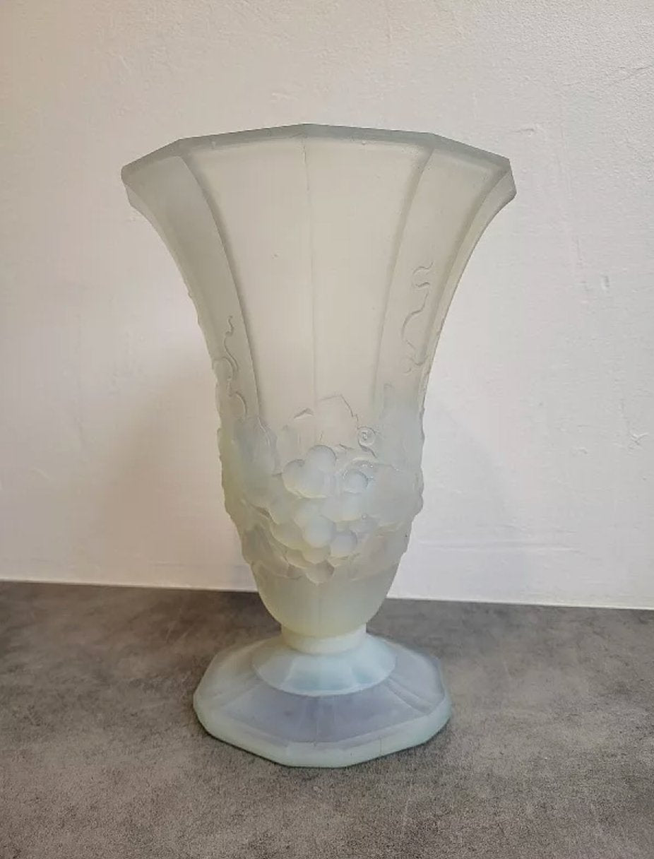 Superbe Vase en Verre Opalescent Verlux France avec Décor de Raisins N° 1 - Ethic Atelier