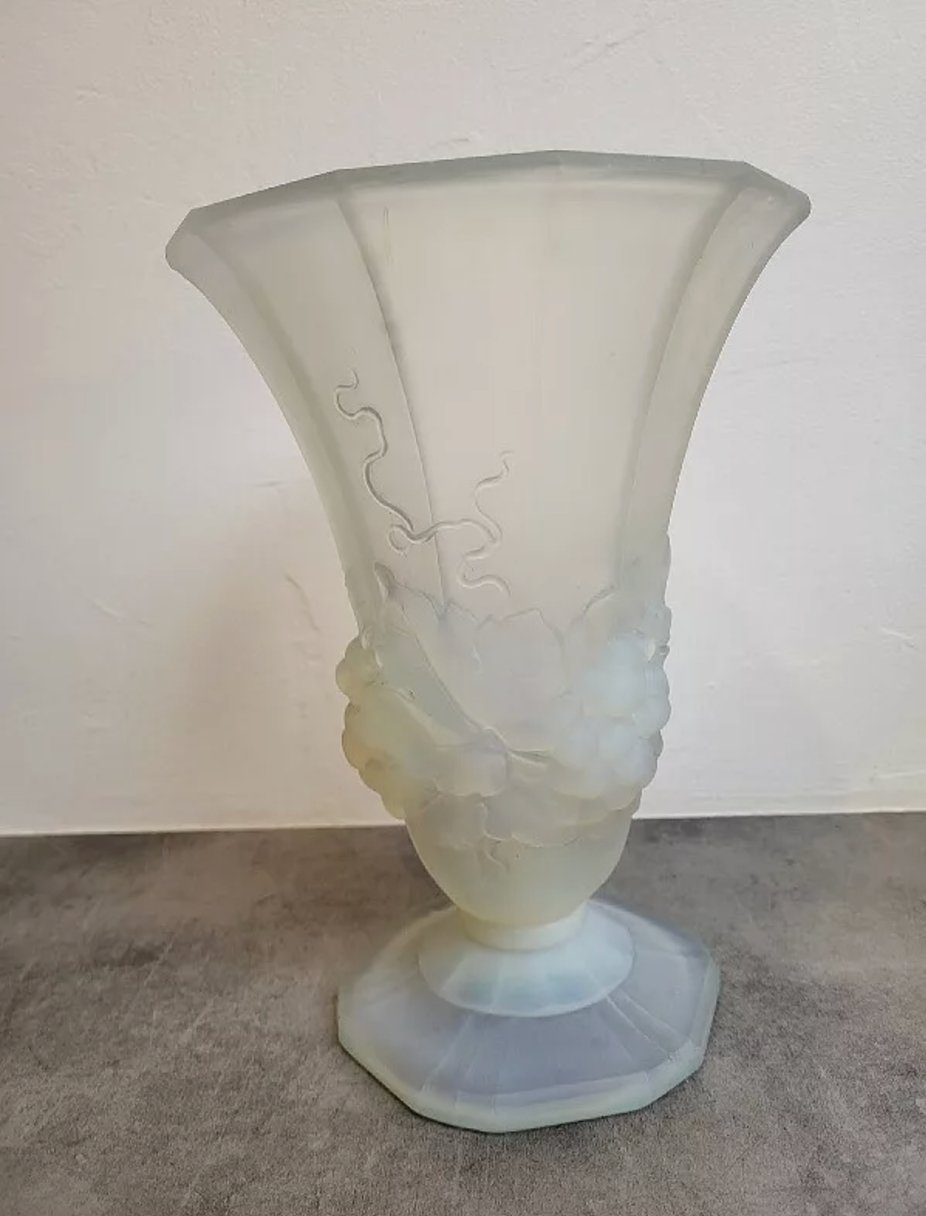 Superbe Vase en Verre Opalescent Verlux France avec Décor de Raisins N° 1 - Ethic Atelier