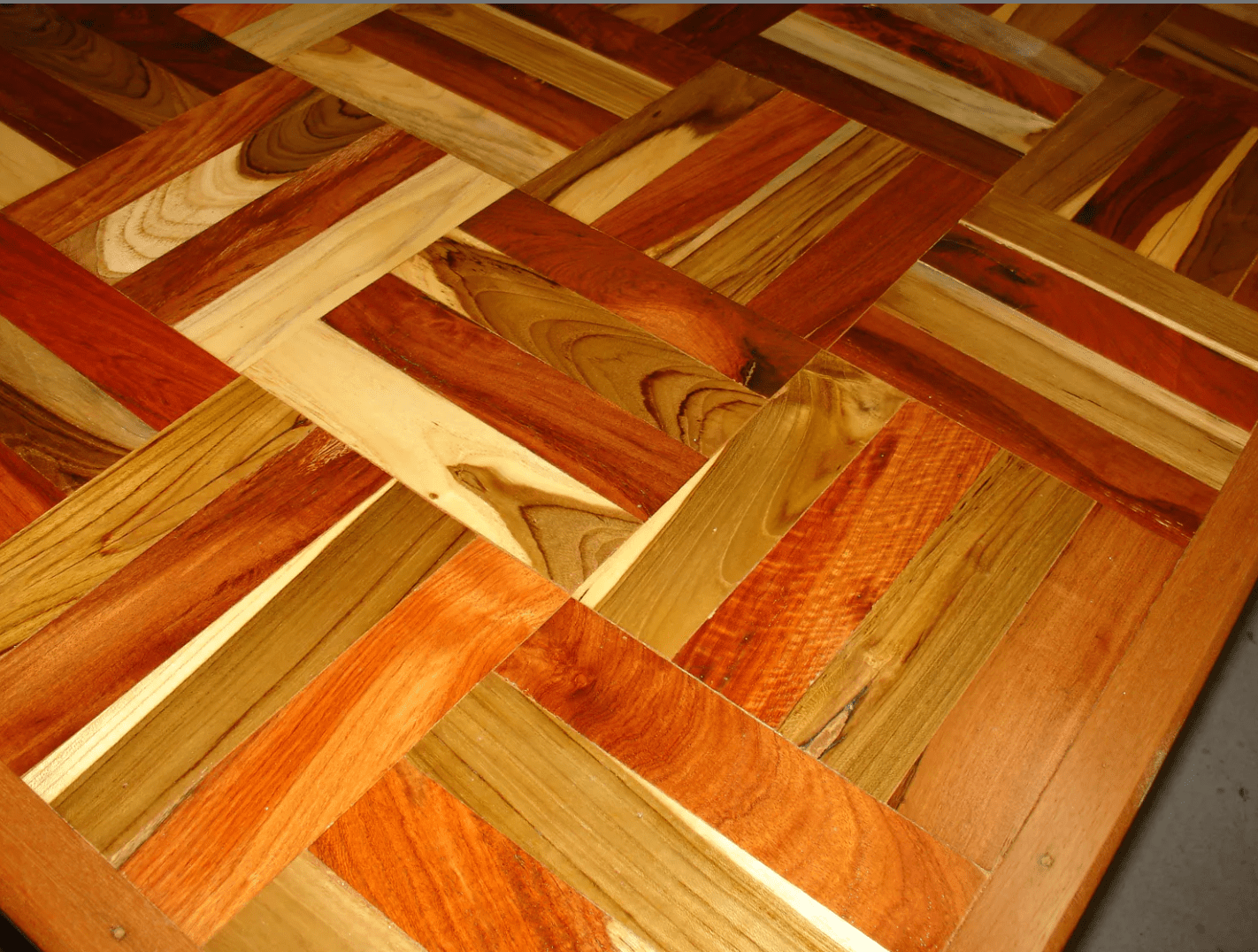 Table Carrée en Mosaïque de Bois Massif et Pied Chromé – Vers 1970 - Ethic Atelier