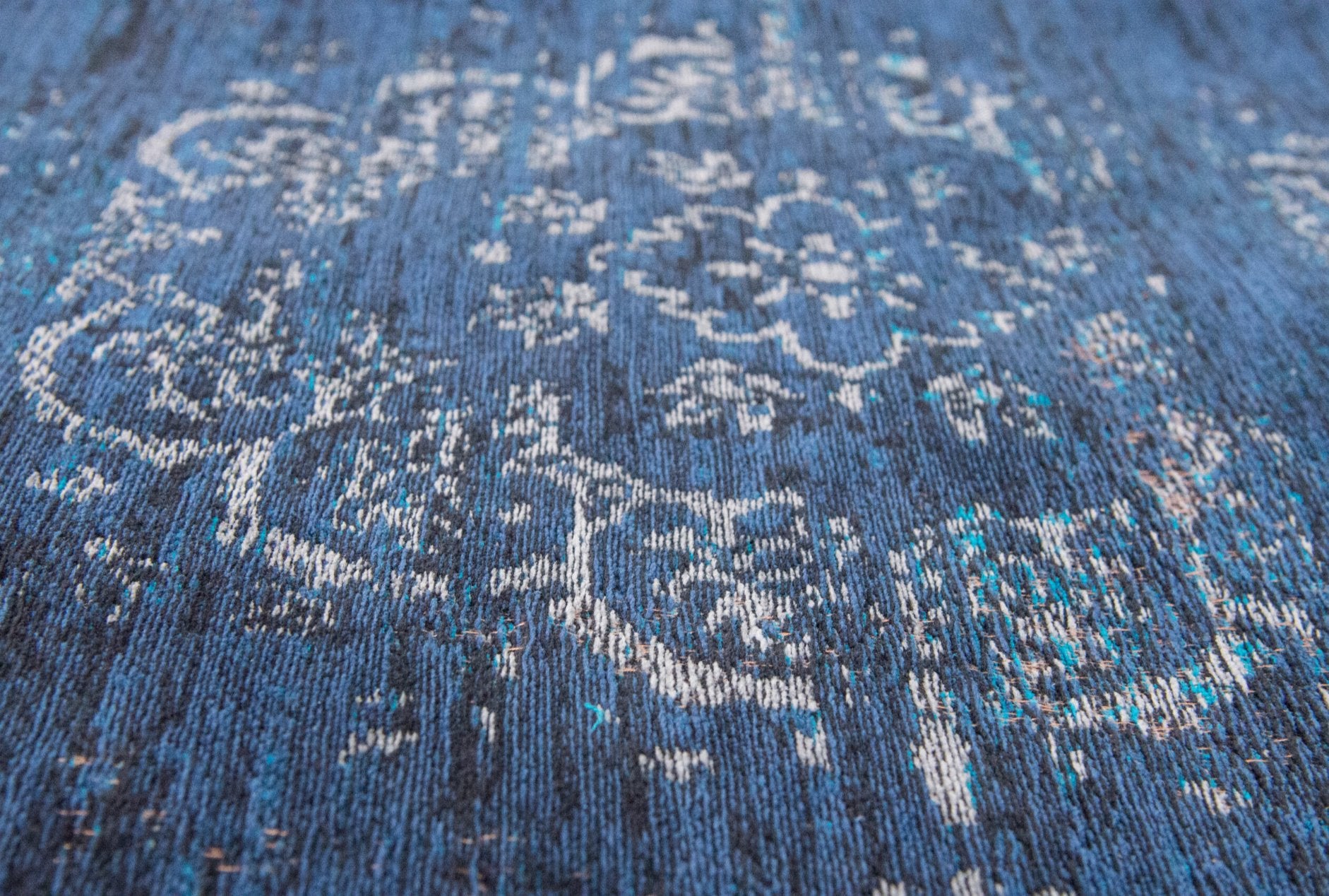 Tapis Fading World Nuit Bleue : Un Voyage dans le Temps - Louis de Poortere - Ethic Atelier