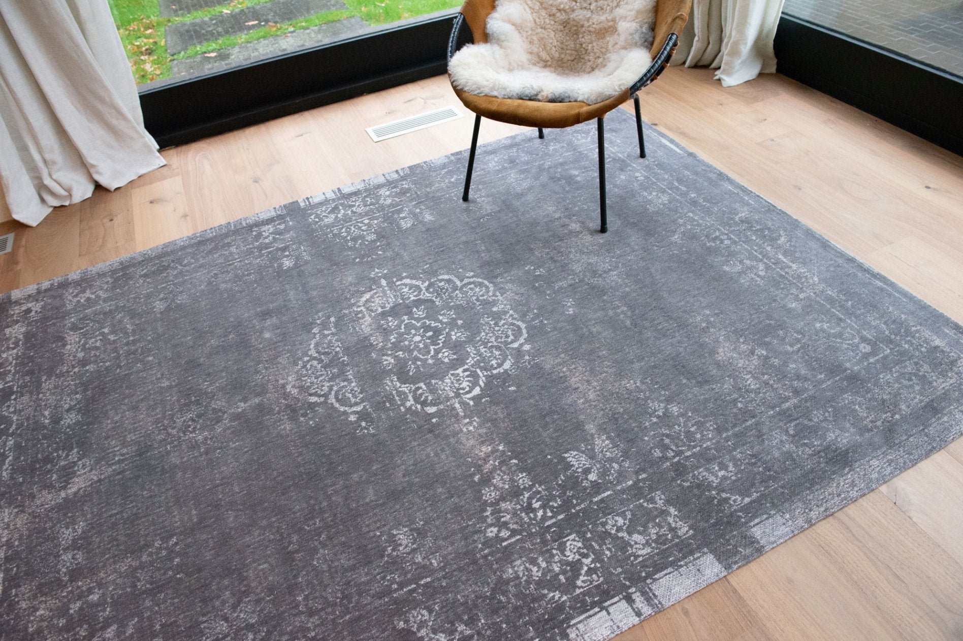 Tapis Fading World Pierre : Un Voyage dans le Temps - Louis de Poortere - Ethic Atelier