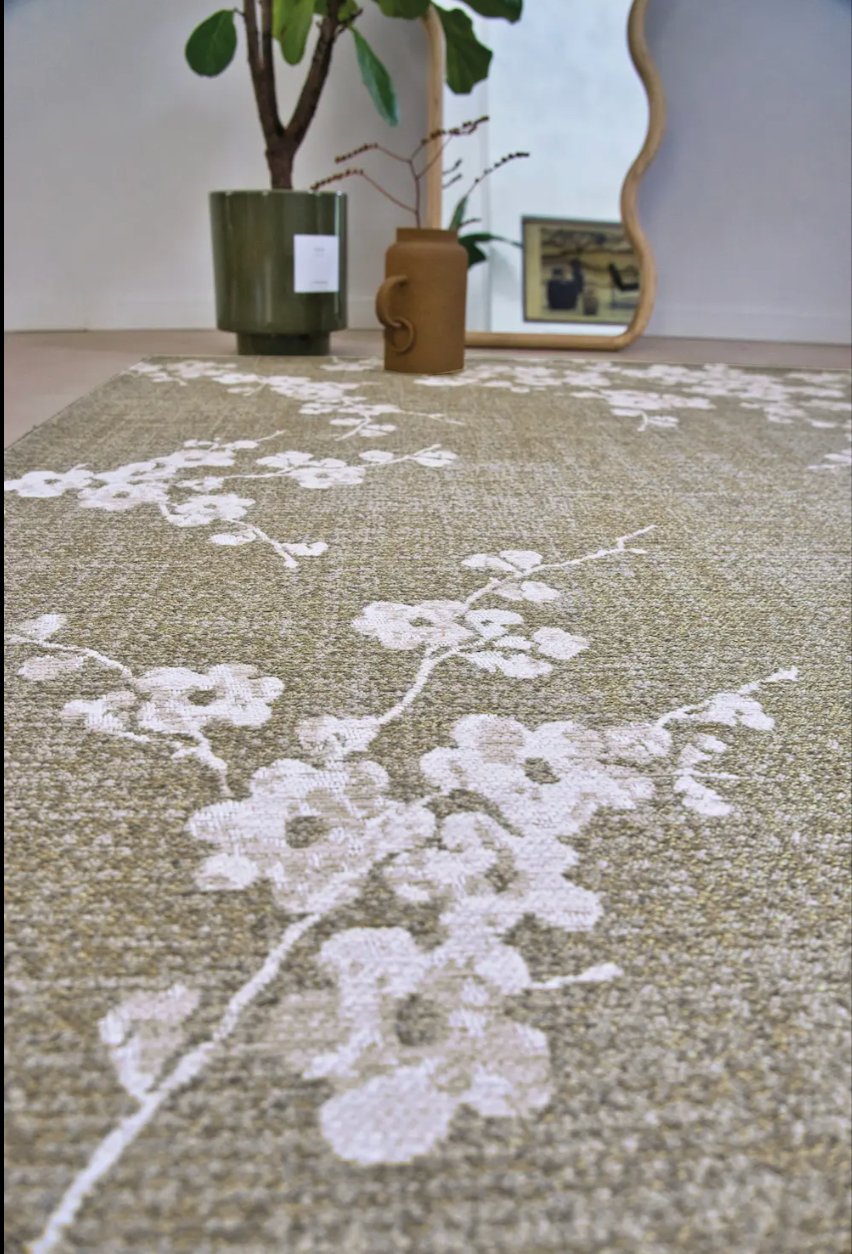 Tapis Sakura Jardin humide, Célébration de la Beauté Intemporelle des Cerisiers en Fleurs - Louis de Poortere - Ethic Atelier