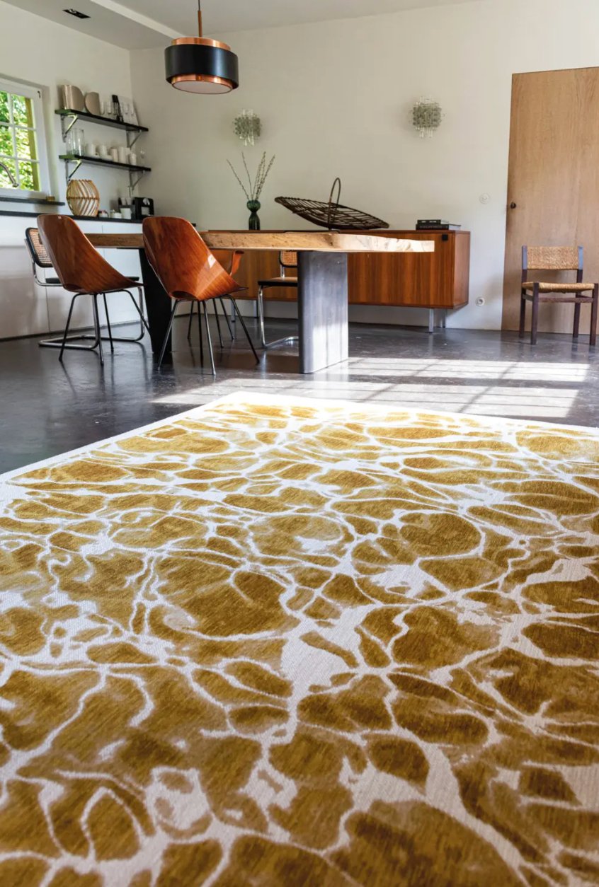 Tapis Swim Safran - La Fluidité et la Beauté Capturées dans un Design Élégant - Louis de Poortere - Ethic Atelier