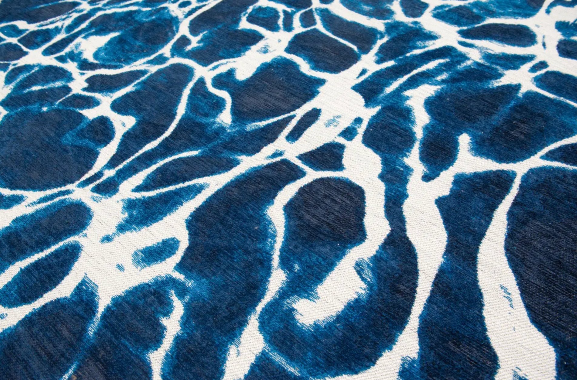 Tapis Swim Surf - La Fluidité et la Beauté Capturées dans un Design Élégant - Louis de Poortere - Ethic Atelier