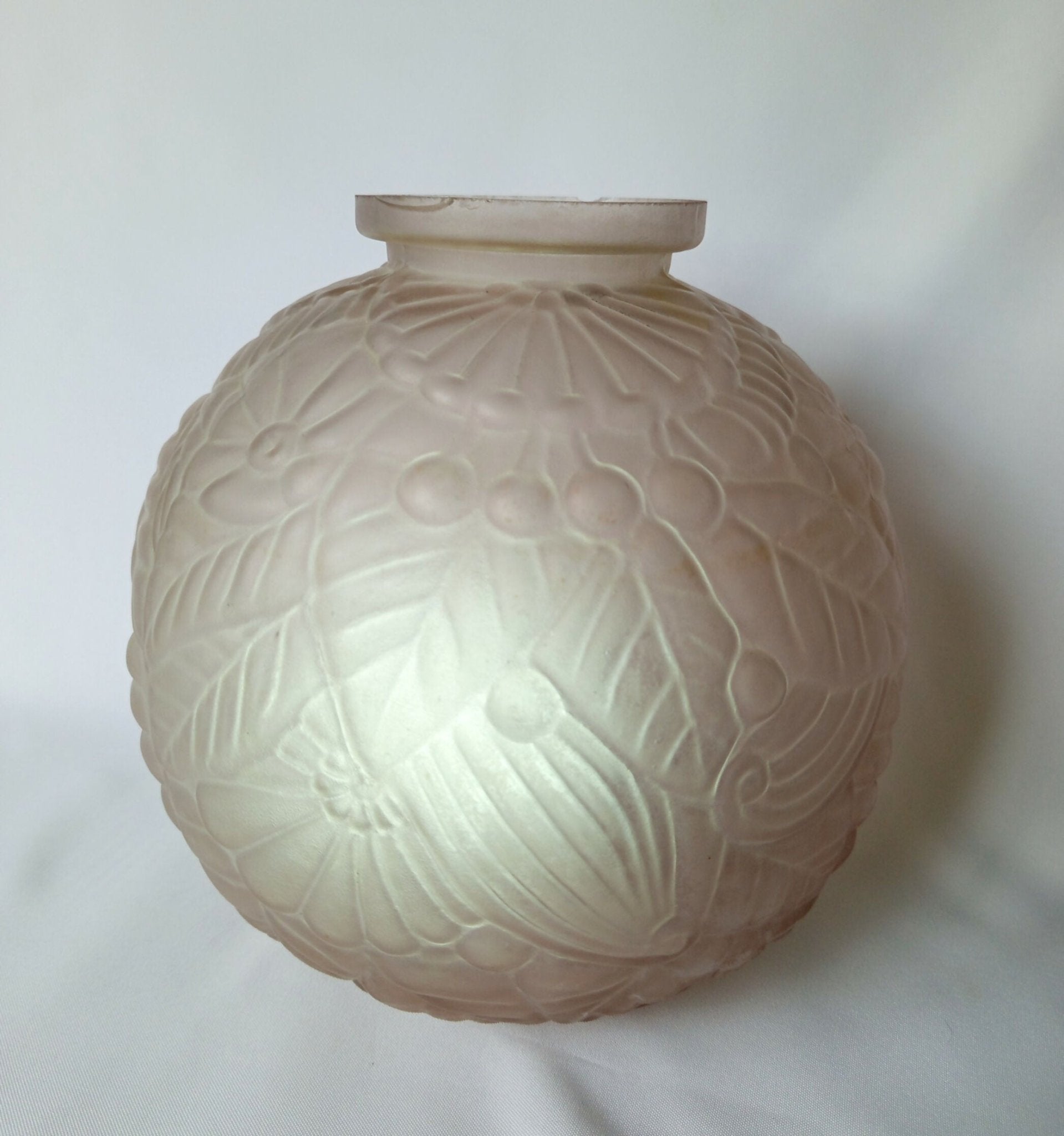 Vase boule en verre moulé pressé rose pâle Art déco - Ethic Atelier