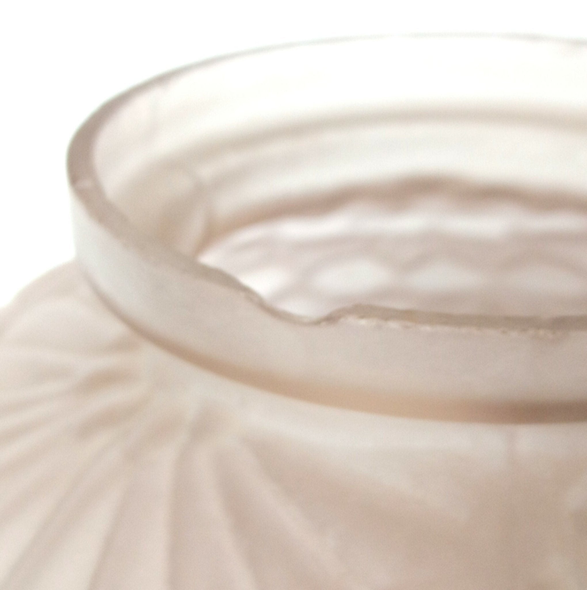 Vase boule en verre moulé pressé rose pâle Art déco - Ethic Atelier