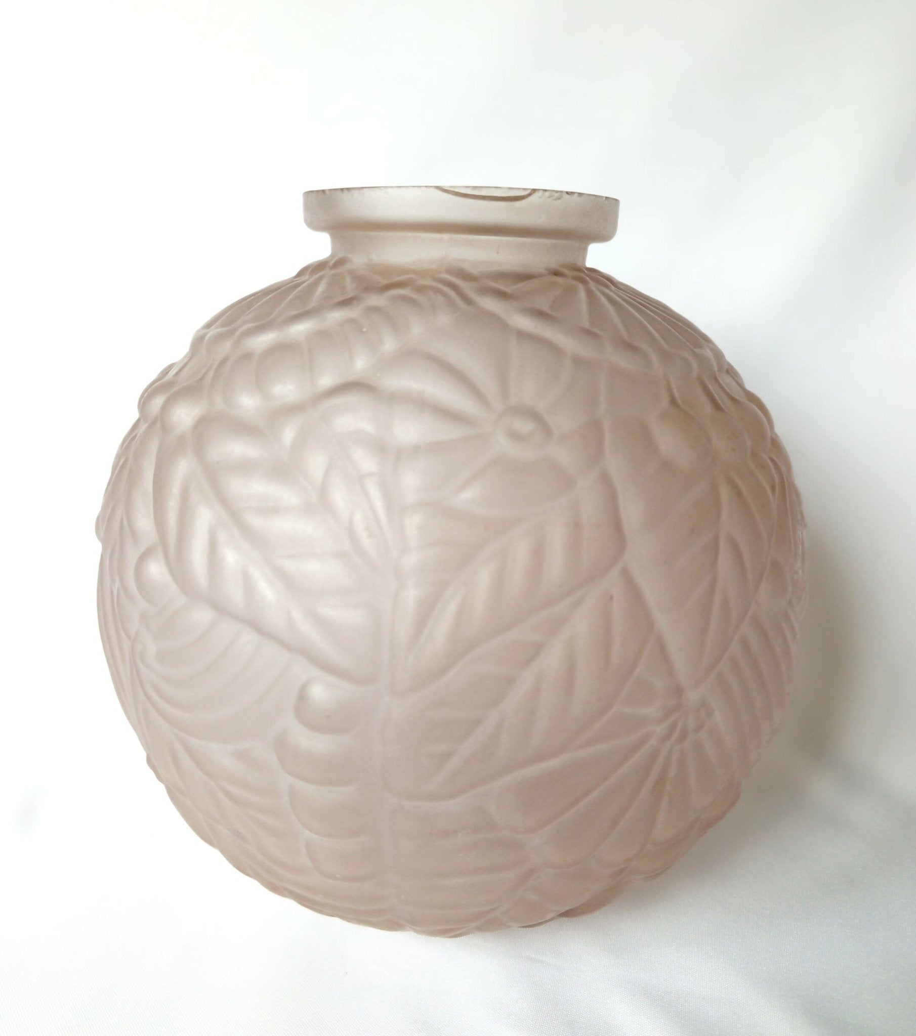 Vase boule en verre moulé pressé rose pâle Art déco - Ethic Atelier