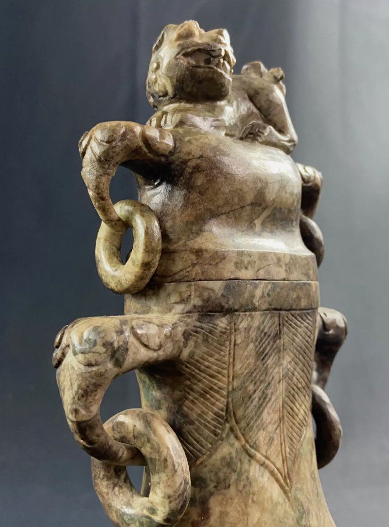 Vase couvert en pierre dure sculptée, Chine, Extrême - Orient - Ethic Atelier