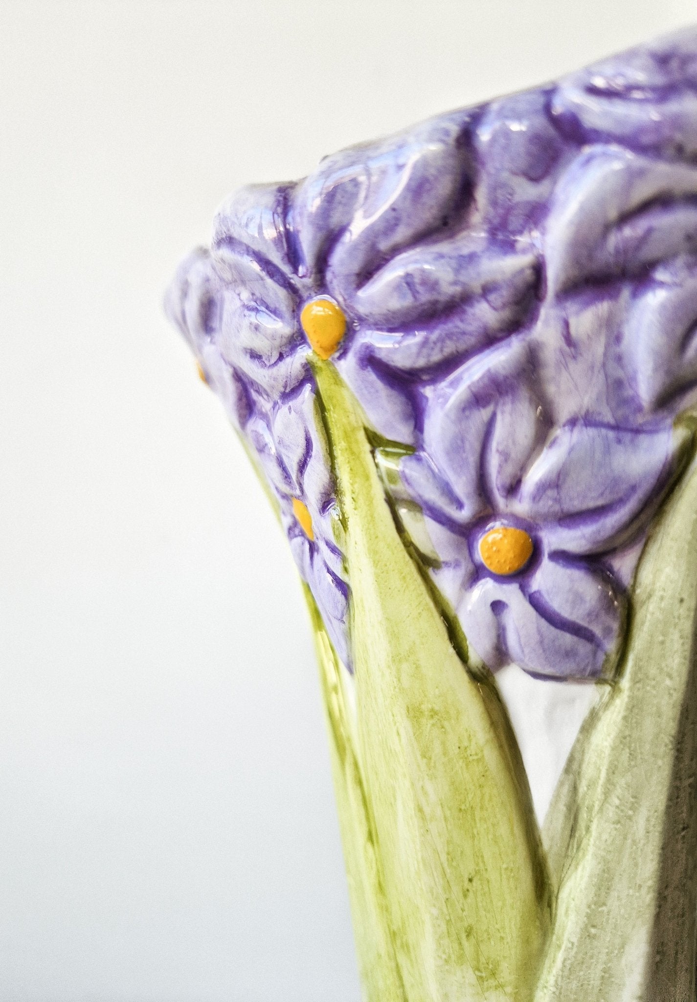 Vase signé ancien en barbotine bouquet de fleurs violettes - Ethic Atelier