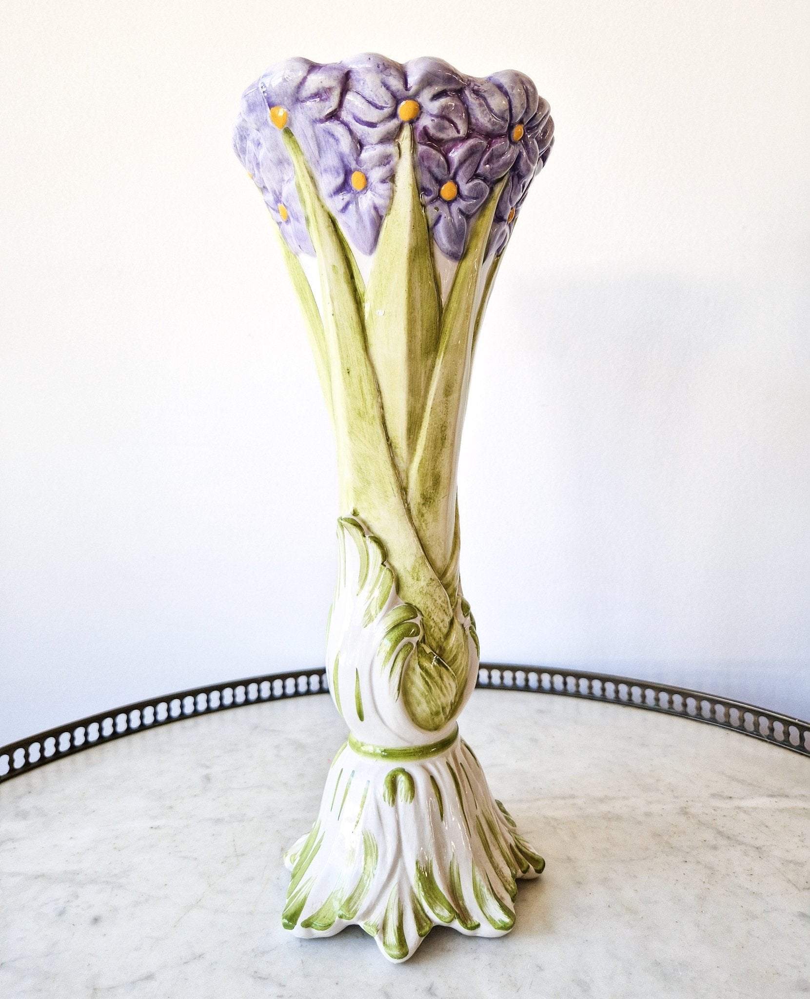 Vase signé ancien en barbotine bouquet de fleurs violettes - Ethic Atelier