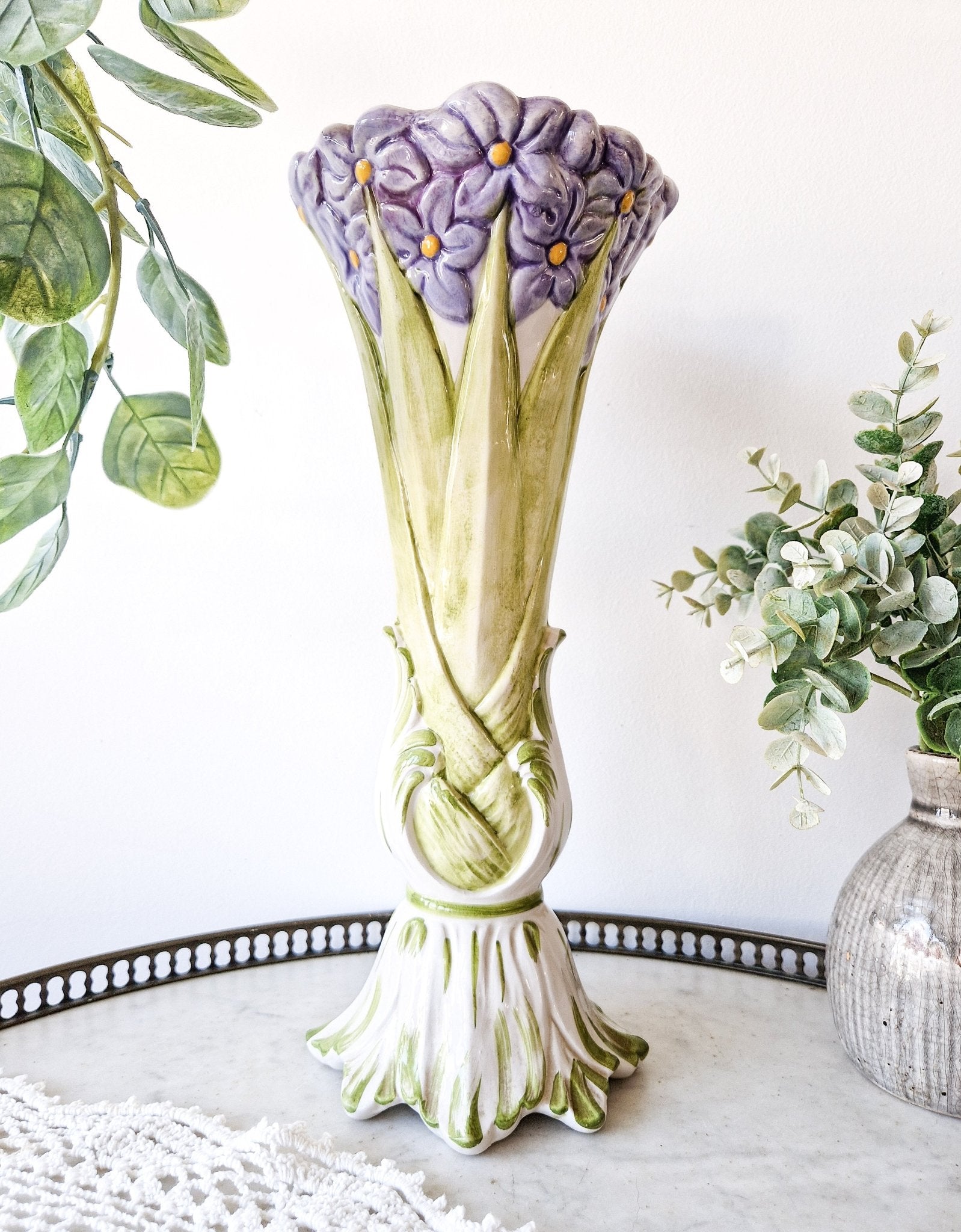 Vase signé ancien en barbotine bouquet de fleurs violettes - Ethic Atelier