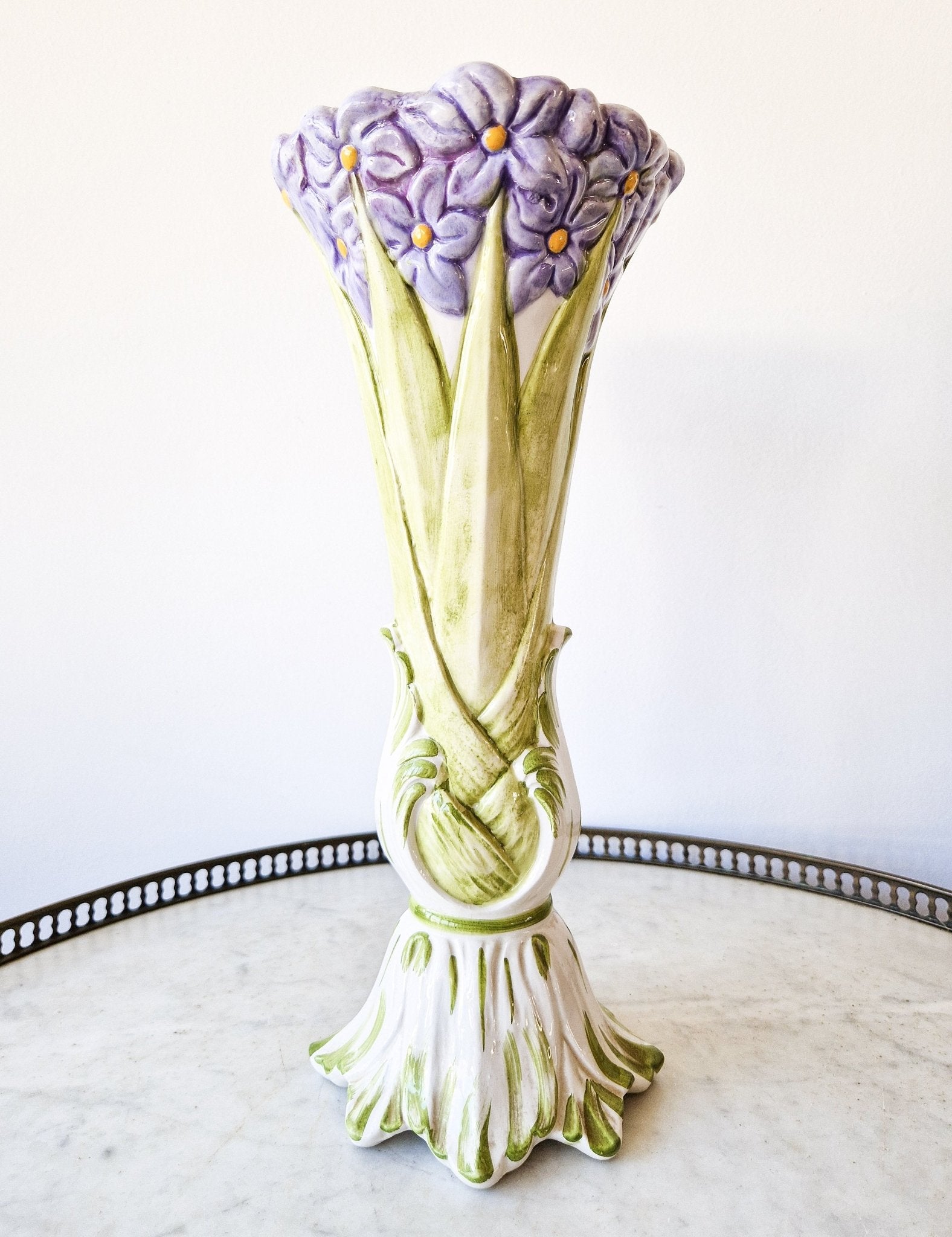 Vase signé ancien en barbotine bouquet de fleurs violettes - Ethic Atelier