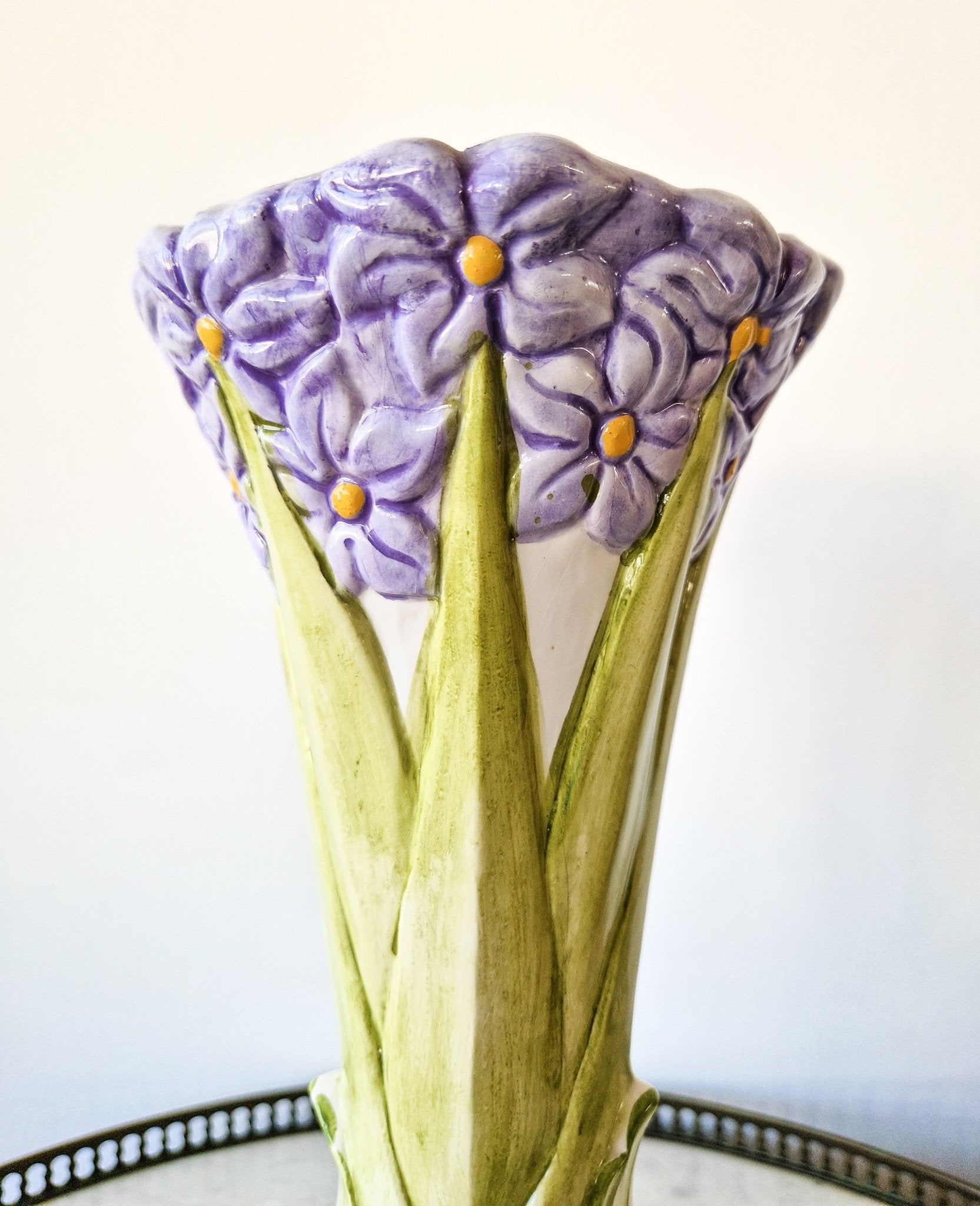 Vase signé ancien en barbotine bouquet de fleurs violettes - Ethic Atelier