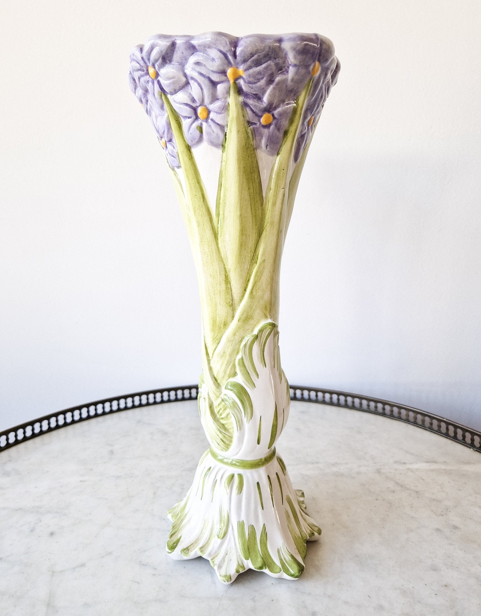 Vase signé ancien en barbotine bouquet de fleurs violettes - Ethic Atelier