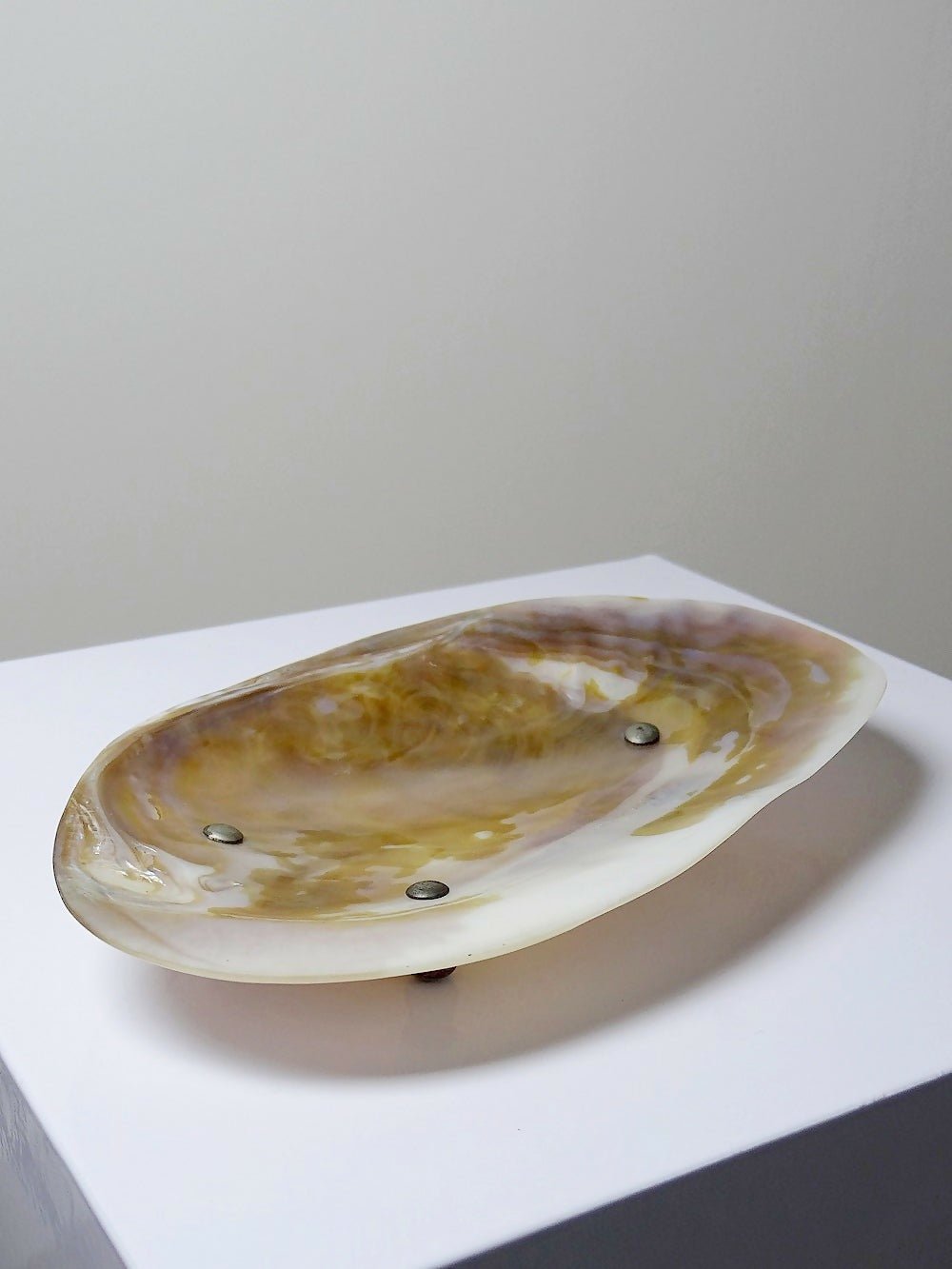 Vide poche coupelle en nacre ancien tripode pieds en métal argenté - Ethic Atelier